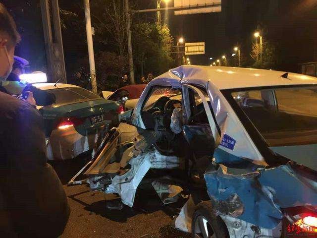 四川什邡一保时捷凌晨连撞两出租车,致1死1伤,事故发生的原因是什么?