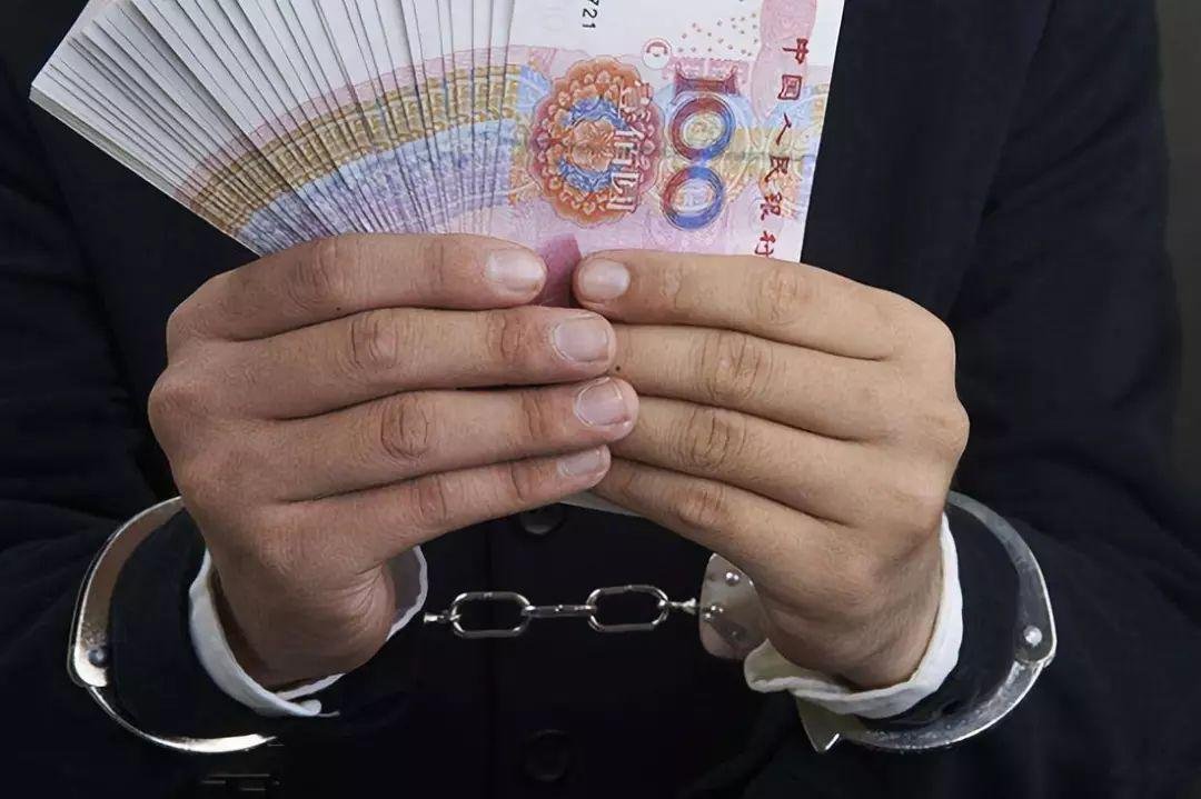 医院院长被举报接受下属排队送礼,贪污会受到怎样的处罚?