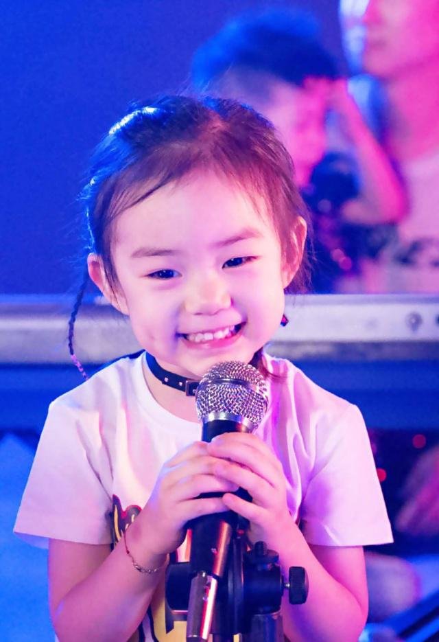 戚薇女儿探班，台下乖巧喝奶，和妈妈互动比心超可爱，你喜欢她吗？