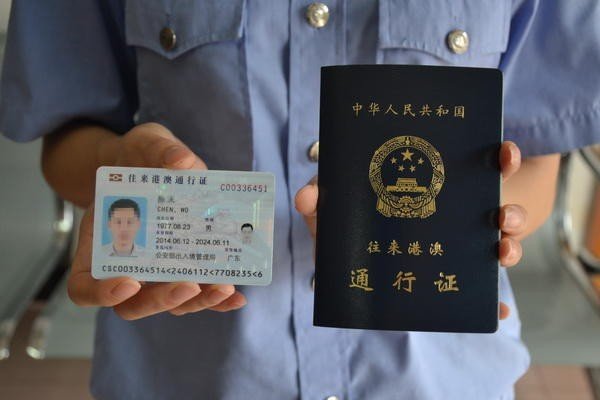 一老人开车，被交警拦下，拿出地球通行证，为什么始终相信自己用的真的？