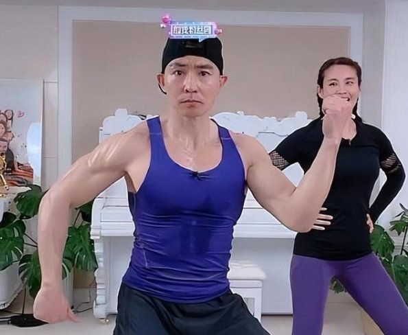 汪小菲现身刘畊宏直播间,豪刷千元火箭,对此你怎么看?