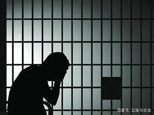 广东茂名一交警执法时遭司机砍伤,嫌犯的行为是否构成故意伤害罪?