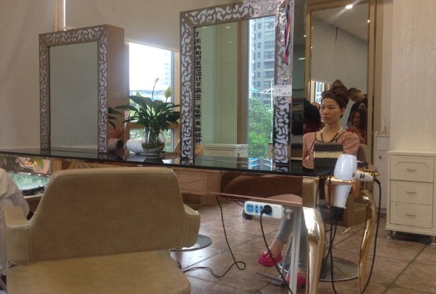 理发店的洗头小妹越来越少,她们都不愿干了,到底是为什么?