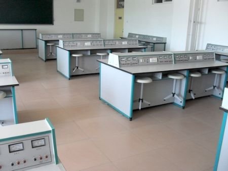 物理老师室内演示电流,当时的场景是怎样的?