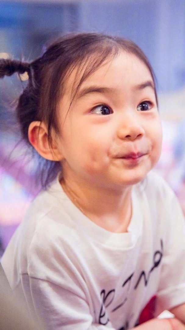 戚薇女儿探班，台下乖巧喝奶，和妈妈互动比心超可爱，你喜欢她吗？