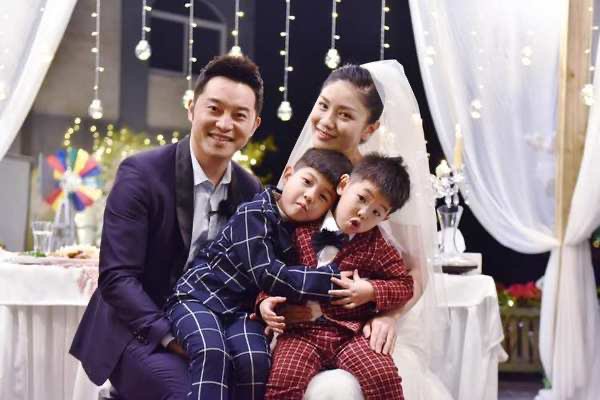 对于网友猜测沙溢系错扣子一事,胡可是怎样回应的?