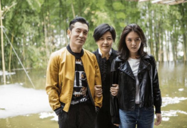 哈文晒与女儿游玩照，母女长居美国，女儿将来会做什么呢？