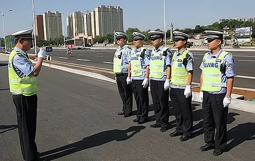 广东茂名一交警执法时遭司机砍伤,嫌犯的行为是否构成故意伤害罪?