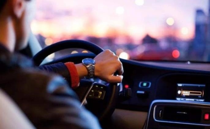 特斯拉内捡烟头整车报废，开车该不该禁烟？