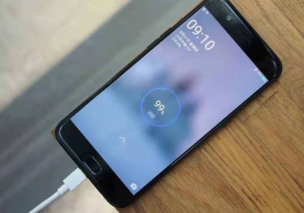 江苏一小孩边充电边玩手机致起火烧家，一边充电一边玩手机的危害有哪些？