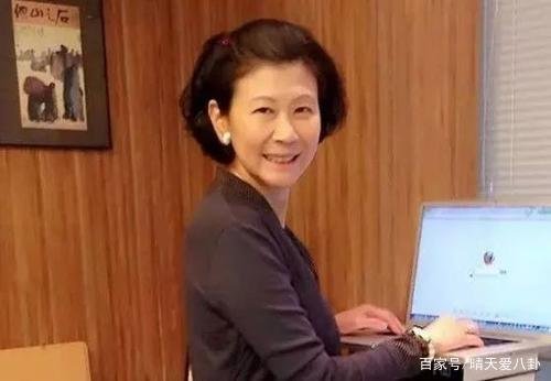 李嘉诚背后的女人，是小33岁的周凯旋，为何会心甘情愿陪他走过28年？