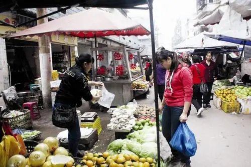 山东济宁通报“洒水车驱赶商贩”一事,你如何看待这位村支书的行为?