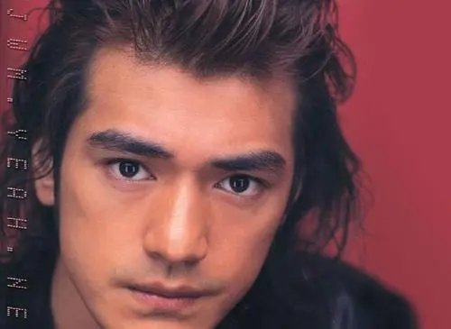 金城武的发型非常帅气，这种发型打理起来会不会很麻烦？