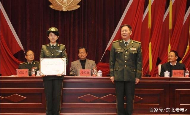 烈士遗孀庞洪雨,31岁从女教师蜕变为少校,你有什么看法呢?