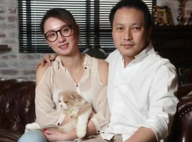 知名导演钱人豪宣布离婚，仍与小13岁前妻同居，他们离婚是否另有隐情？