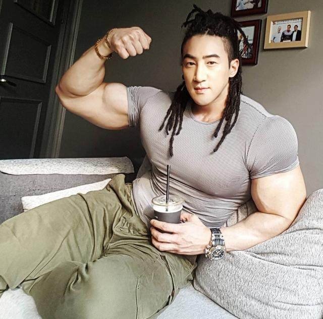 黄哲勋在平时的生活中，会是什么样子？