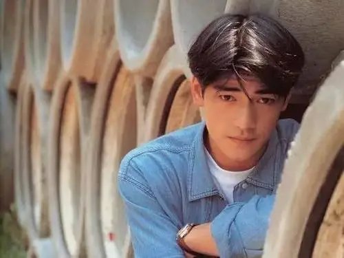 金城武的发型非常帅气，这种发型打理起来会不会很麻烦？