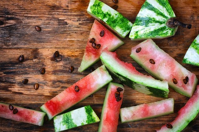 西瓜皮怎么做菜好吃？