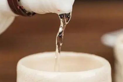 在给别人倒酒时，对方“敲桌子”是什么意思呢？