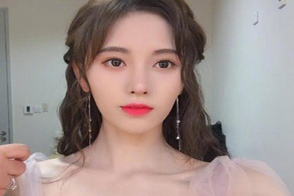 鞠倩伟唱歌裙子滑落，究竟是怎样解决的？