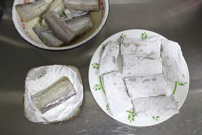 干炸带鱼怎么做酥脆好吃