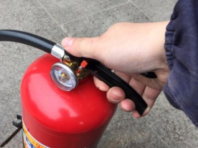简述灭火器的使用方法