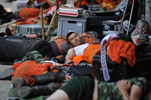 大理漾濞9小时内发生五次地震，当地居民该如何做好安全措施？