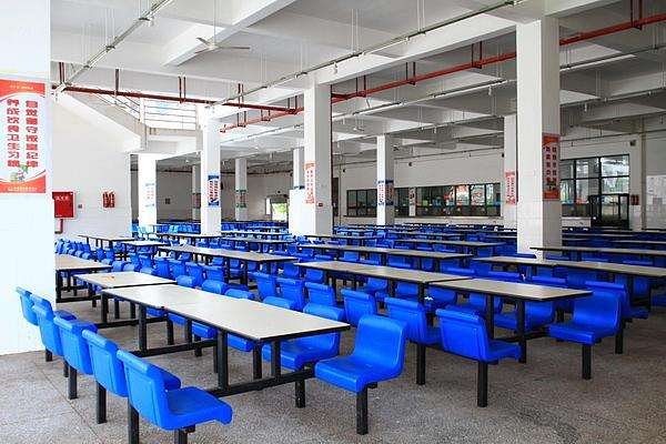 高校邀请学生妈妈到校做晚饭，如何评价学校这一暖心的举动？