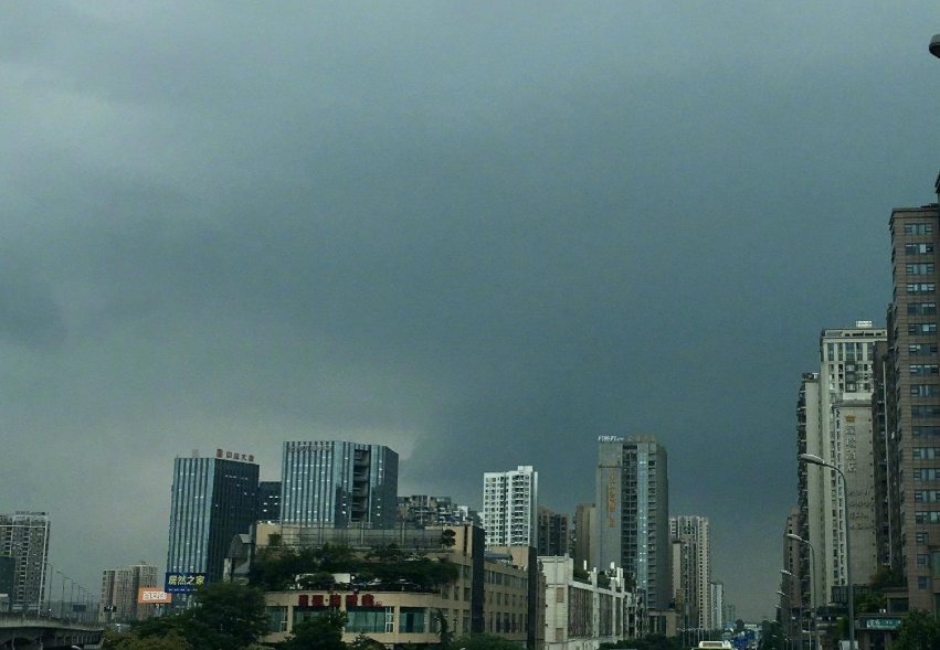 四川成都瞬间天黑，到底是何种原因导致这样的情况出现？