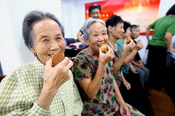 多名老人因吃月饼被送医院，月饼怎样吃才合理？