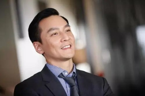 吴彦祖给学生们上建筑课网课，神情专注平易近人，他在生活中有多亲和呢？