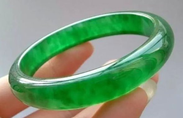 翡翠手镯的尺寸标准是怎么样的？
