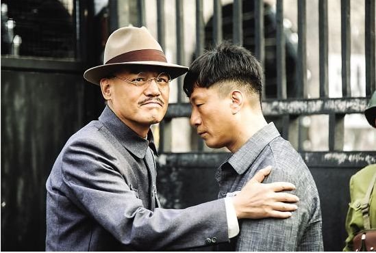 《一代枭雄》中，孙红雷被抓入监狱后，手下的兄弟为何不接电话也不送钱了？