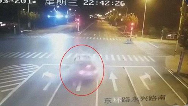 “玛莎拉蒂撞宝马案”尘埃落地，谭明明24岁开始服刑，她多大能走出监狱？