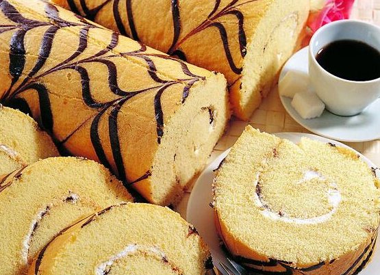 上海回应居民吃泡面居委吃瑞士卷一事，该事件有哪些细节值得关注？