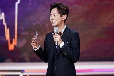 手写字为高考加油，何炅写的字到底能有多暖心？