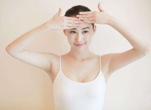 怎样才能去除眼角皱纹 六个小窍门轻松去除皱纹