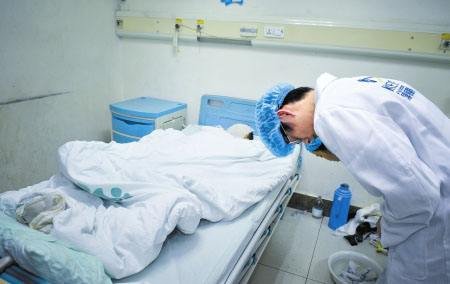 疫情升级后可能放弃治疗重症患者，英国医生为何会这样说？