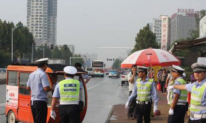 外卖员逆行被交警连人带车拽倒，交警是否执法过当？