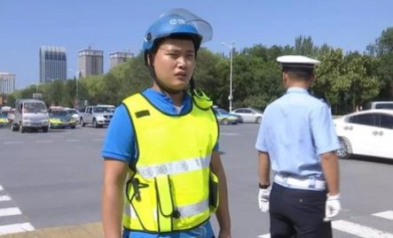 外卖员逆行被交警连人带车拽倒，交警是否执法过当？