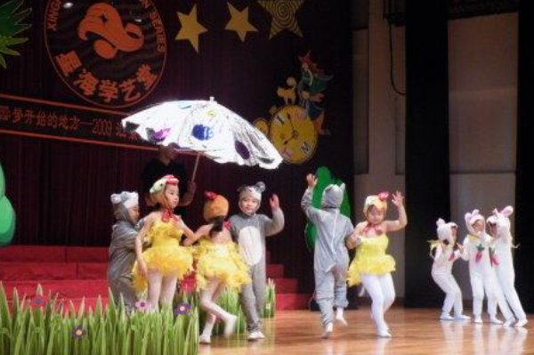 网友热议小朋友舞台表演节目时睡着，为何小孩不像大人一样失眠？