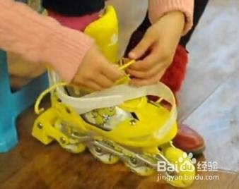 怎样正确穿旱冰鞋？