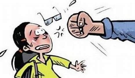 四川一63岁保洁阿姨被学生殴打致骨折，校方对此事的态度是什么？