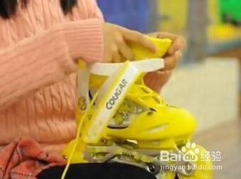 怎样正确穿旱冰鞋？