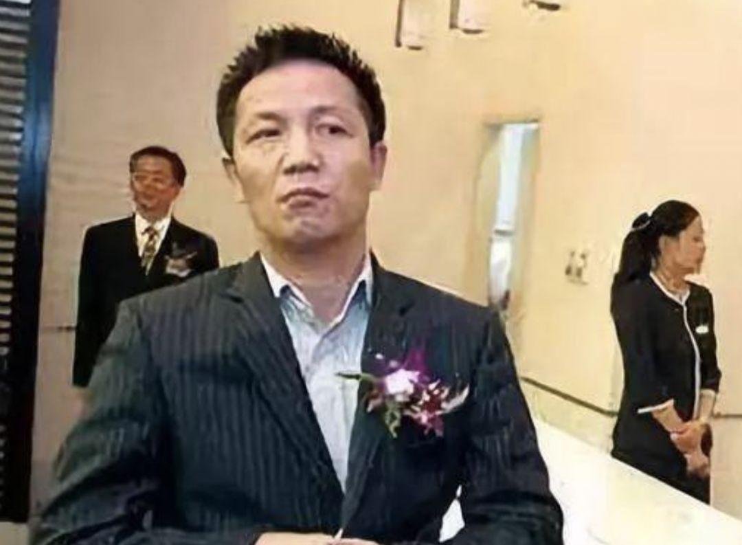 东方卫视主持人捧场负面富翁周正毅生日宴，你如何看待他们的做法？