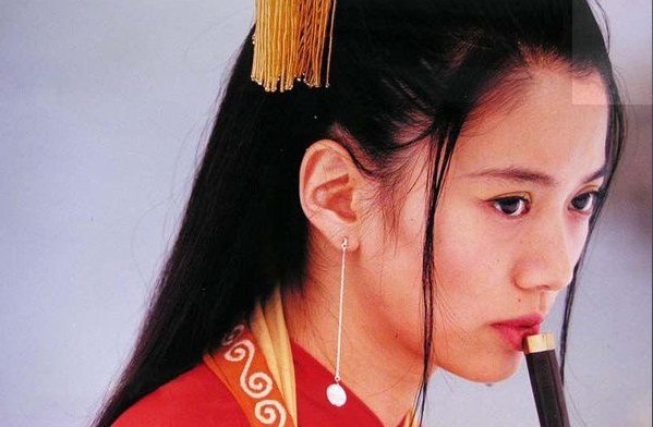 笑傲江湖中任盈盈是谁演的？