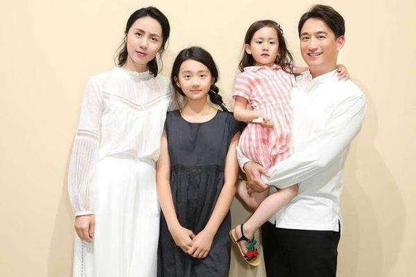 邓超一家四口合体走红毯，你认为明星的孩子成长道路是怎样的？