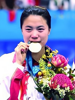 奥运冠军王楠罕见露面，连衣裙穿得像“手术服”，如今现状如何？