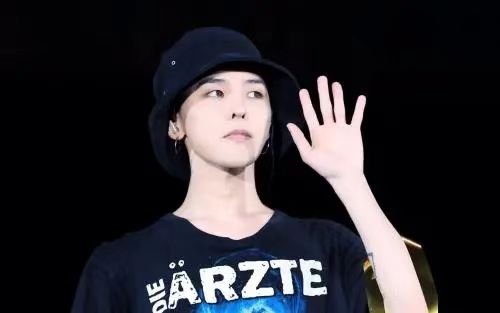 权志龙巴黎看秀生图曝光，他当初是如何出道的？