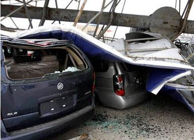 东莞广告牌为什么砸坏多辆车？